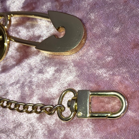 Steve Madden Gold Pin Keychain - Picture 3 of 4